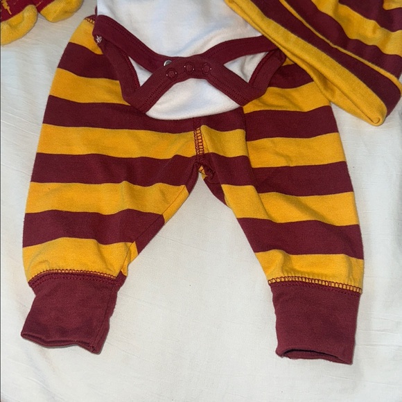 Harry Potter Baby Clothes Set Bodysuit, Pants, Hat and Socks Size 0-3 Months - Picture 4 of 7